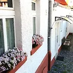 Hotel-pension Zum Hirsch 招待所 3*